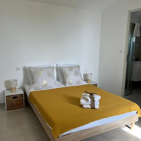Apparemment Bord De 2 A 5 Personnes 아파트